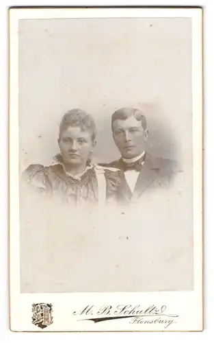 Fotografie M. B. Schultz, Flensburg, Norderhofenden 13, Ehepaar in hübscher Kleidung