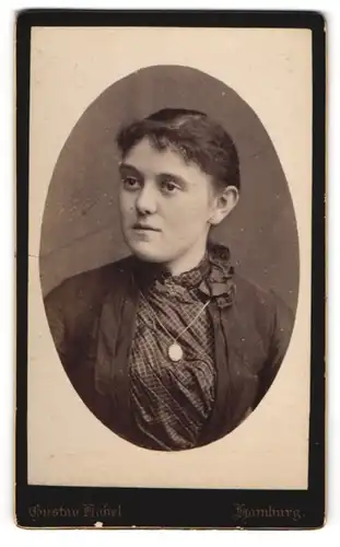 Fotografie Gustav Habel, Hamburg, Poolstr. 18 und Kaiser-Wilhelmstr., Junge Dame im Kleid mit Medaillon