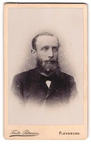 Fotografie Fritz Petersen, Flensburg, Friesische Str. 2, Elegant gekleideter Herr mit Vollbart