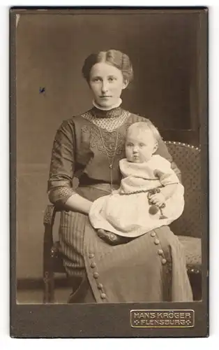 Fotografie Hans Kröger, Flensburg, Ecke Holm Eingang Rathausstr. 15, Bürgerliche Dame mit Kleinkind auf dem Schoss