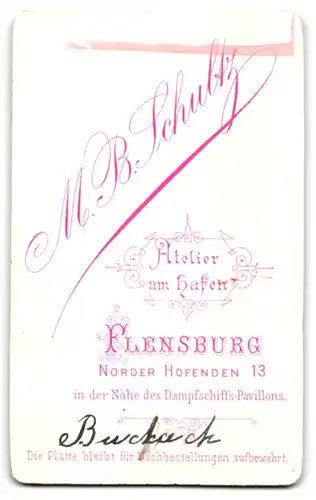 Fotografie M. B. Schultz, Flensburg, Norder-Hofenden 13, Elegant gekleideter Herr mit Oberlippenbart