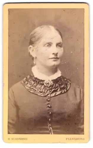 Fotografie H. Schumann, Flensburg, Holm 579, Junge Dame mit Kragenbrosche