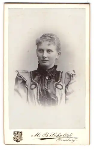 Fotografie M. B. Schultz, Flensburg, Norderhofenden 13, Junge Dame im Kleid mit Halskette