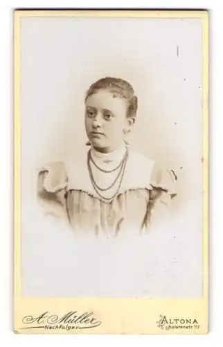 Fotografie A. Müller, Altona, Holstenstr. 117, Junge Dame mit zurückgebundenem Haar