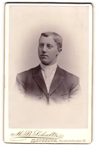 Fotografie M. B. Schultz, Flensburg, Norder Hofenden 13, Junger Herr im Anzug mit Krawatte