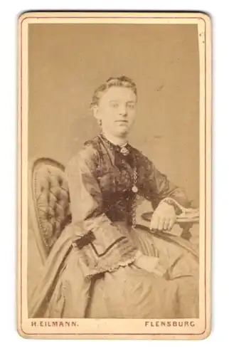 Fotografie H. Eilmann, Flensburg, Angelburgerstr. 645, Junge Dame im hübschen Kleid