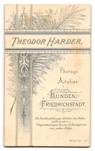 Fotografie Theodor Harder, Lunden, Ehepaar in hübscher Kleidung