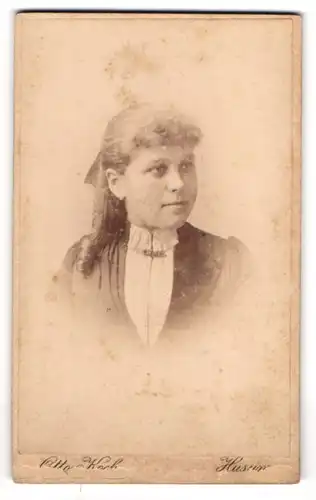 Fotografie Otto Koch, Husum, Süderstr. 152, Junge Dame im Kleid mit Kragenbrosche