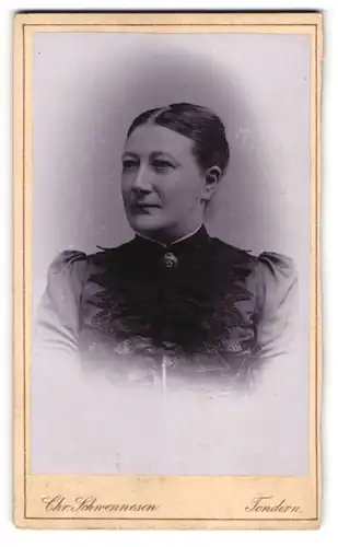 Fotografie Chr. Schwennesen, Tondern, Wester-Str. 4, Bürgerliche Dame im Kleid mit Kragenbrosche