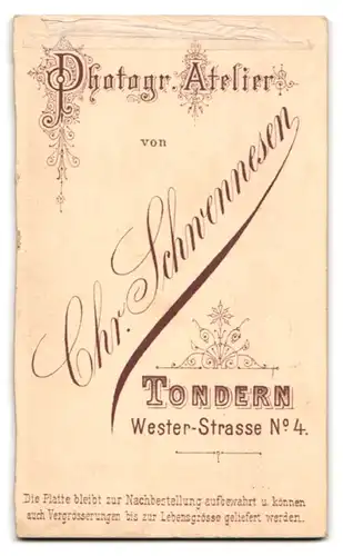 Fotografie Chr. Schwennesen, Tondern, Wester-Str. 4, Bürgerliche Dame im Kleid mit Kragenbrosche