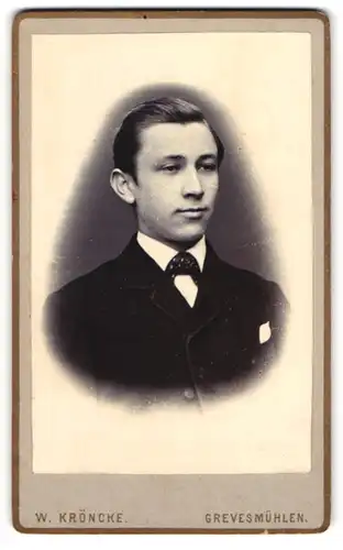 Fotografie W. Kröncke, Grevesmühlen, Lübsche-Str. 39, Junger Herr im Anzug mit Fliege