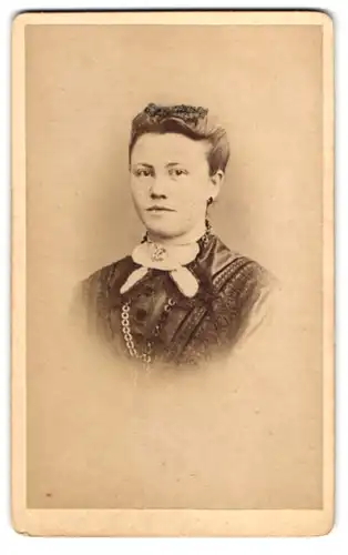 Fotografie Fritz Petersen, Flensburg, Gr. Johannisstr. 1038, Junge Dame im Kleid mit Kragenbrosche