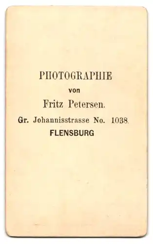 Fotografie Fritz Petersen, Flensburg, Gr. Johannisstr. 1038, Junge Dame im Kleid mit Kragenbrosche