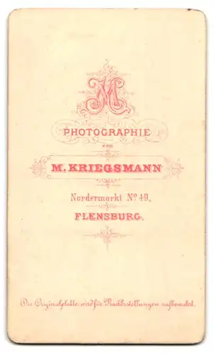 Fotografie M. Kriegsmann, Flensburg, Nordermarkt 49, Junge Dame im Kleid mit Kragenbrosche