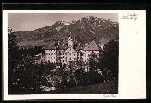 AK Lenggries /Obb., Schloss Hohenburg mit Bergkulisse