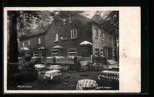 AK Neukirchen /Kr. Moers, Gasthof zur Friedenseiche J. Heintges, Gartenansicht