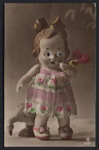 Glasaugen-AK Niedliche Puppe mit Blumen und Gans