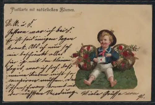 Trockenblumen-AK Kleiner Junge hält strahlend zwei Körbe mit natürlichen Blumen