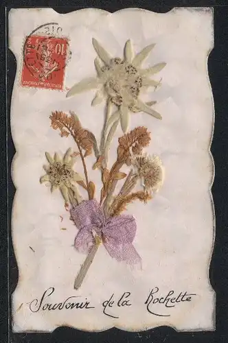 Trockenblumen-AK Souvenir de la Rochette, Aufgeklebte Blüten mit lilafarbener Schleife, Perlmutt glänzend