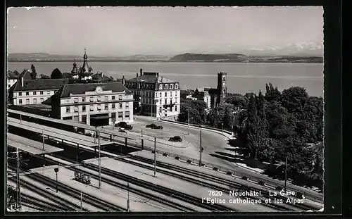 AK Neuchatel, La Gare, L`Eglise catholique et les Alpes