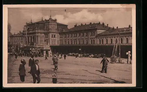 AK Brünn, Bahnhof, Strassenansicht mit Passanten