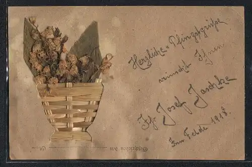 Trockenblumen-AK Wildblütenstrauss in einer geflochtenen Vase, echte getrocknete aufgeklebte Blume