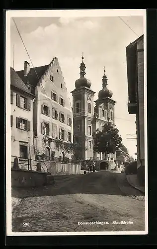 AK Donaueschingen, Strassenpartie mit Stadtkirche