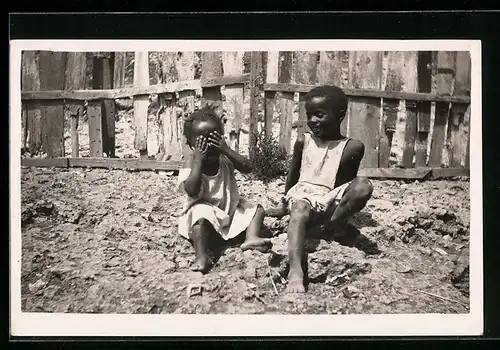 Foto-AK Zwei kleine Kinder in der Sonne