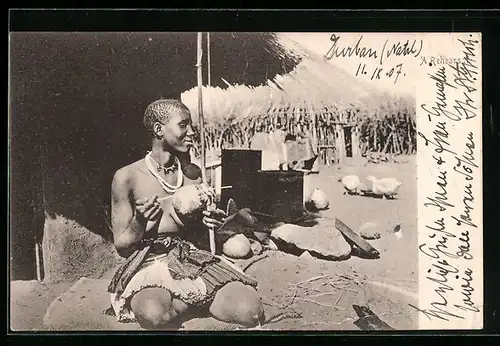 AK Junge Frau mit Saiteninstrument vor einer Hütte