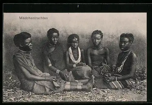 AK Mädchengruppe in Tracht