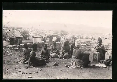 AK Frauen und Kinder vor einer Ortschaft