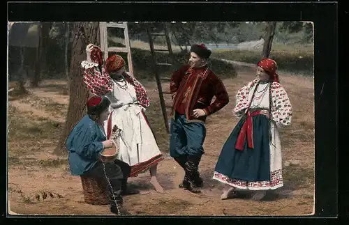AK Ukrainisch-ruthenische Menschen in Tracht beim Tänzchen