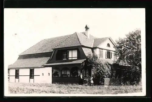 Foto-AK Ochlenberg /Aargau, Besitzerin vor ihrem Haus mit Erkern und Veranda