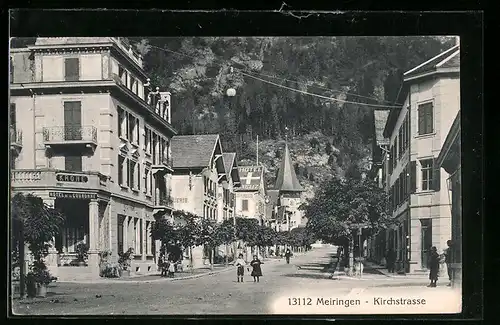 AK Meiringen, Kirchstrasse mit Hotel Krone und Kirche