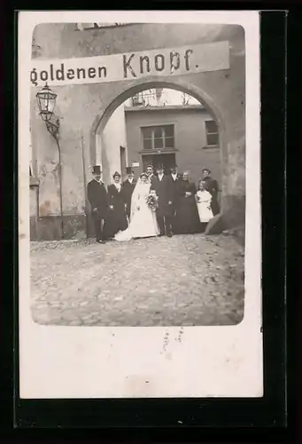 Foto-AK Freiburg, Hochzeitsgesellschaft vorm Gasthaus zum goldenen Knopf, Ritterstrasse 1