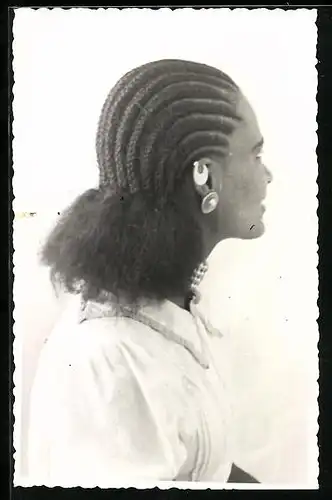 AK Afrikanische Frau mit geflochtenen Haaren