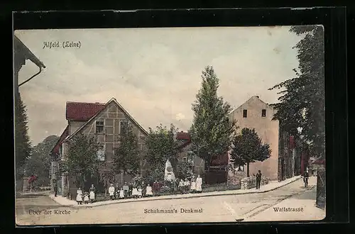 AK Alfeld /Leine, Schuhmanns Denkmal mit den Strassen Über der Kirche und Wallstrasse, Besuchergruppe