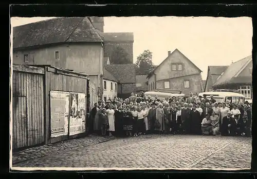 Foto-AK Dieblich /Mosel, Grosse Reisegruppe vor Bussen im Ort, 1935