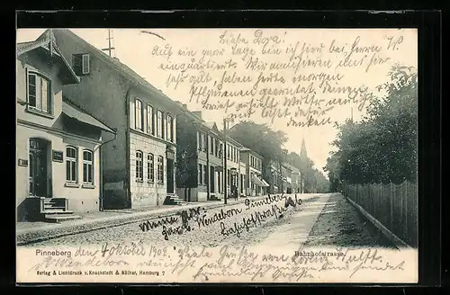 AK Pinneberg, Bahnhofstrasse mit Geschäften und Kirche