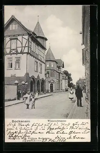 AK Bockenem, Passanten auf der Wiesenstraasse