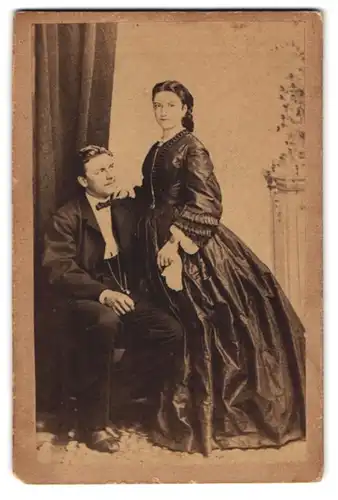 Fotografie Johann Brandner, Cilli, Bürgerliches Paar im Sonntagsstaat