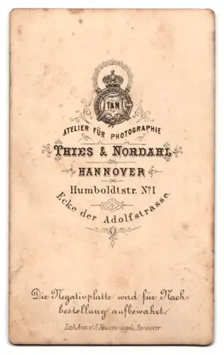 Fotografie Thies & Nordahl, Hannover, Humboldtstrasse 1, Kleines Mädchen im weissen Kleidchen