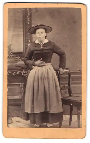 Fotografie unbekannter Fotograf und Ort, Bürgerliche Frau im Kleid mit Hut