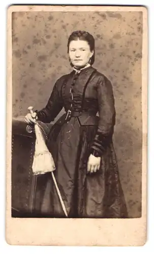 Fotografie Jos. Baur, Oettingen, Bürgerliche Dame im taillierten Kleid mit geflochtenen Haaren