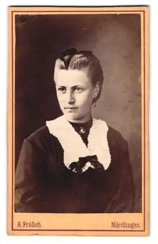 Fotografie A. Frölich, Nördlingen, Aparte Dame mit Ohrringen im Portrait