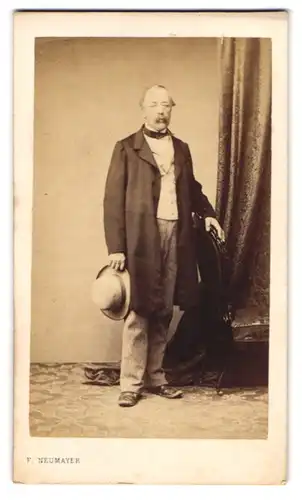Fotografie F. Neumayer, München, Neue Pferdstrasse 2, Gestandener Herr mit Hut im Anzug