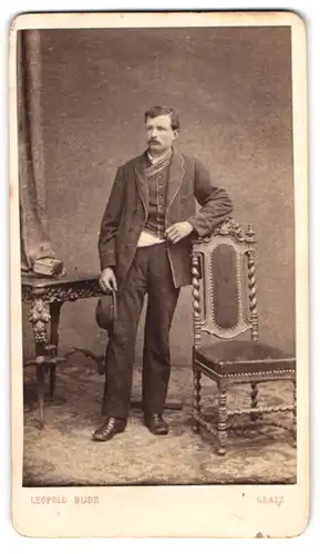 Fotografie Leopold Bude, Gratz, Salzamtsgasse 28, Bürgerlicher Herr im Anzug mit Hut