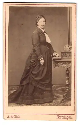 Fotografie A. Frölich, Nördlingen, Bürgerliche Dame mit Hochsteckfrisur im Kleid