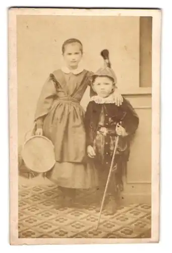 Fotografie unbekannter Fotograf und Ort, Junge in Dragonerverkleidung mit seiner Schwester