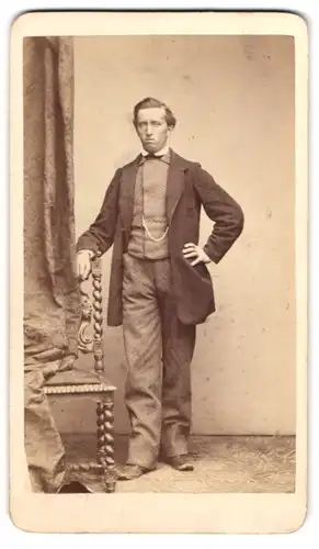 Fotografie P. Schindler, Regensburg, Blasierter junger Mann im Sonntagsstaat
